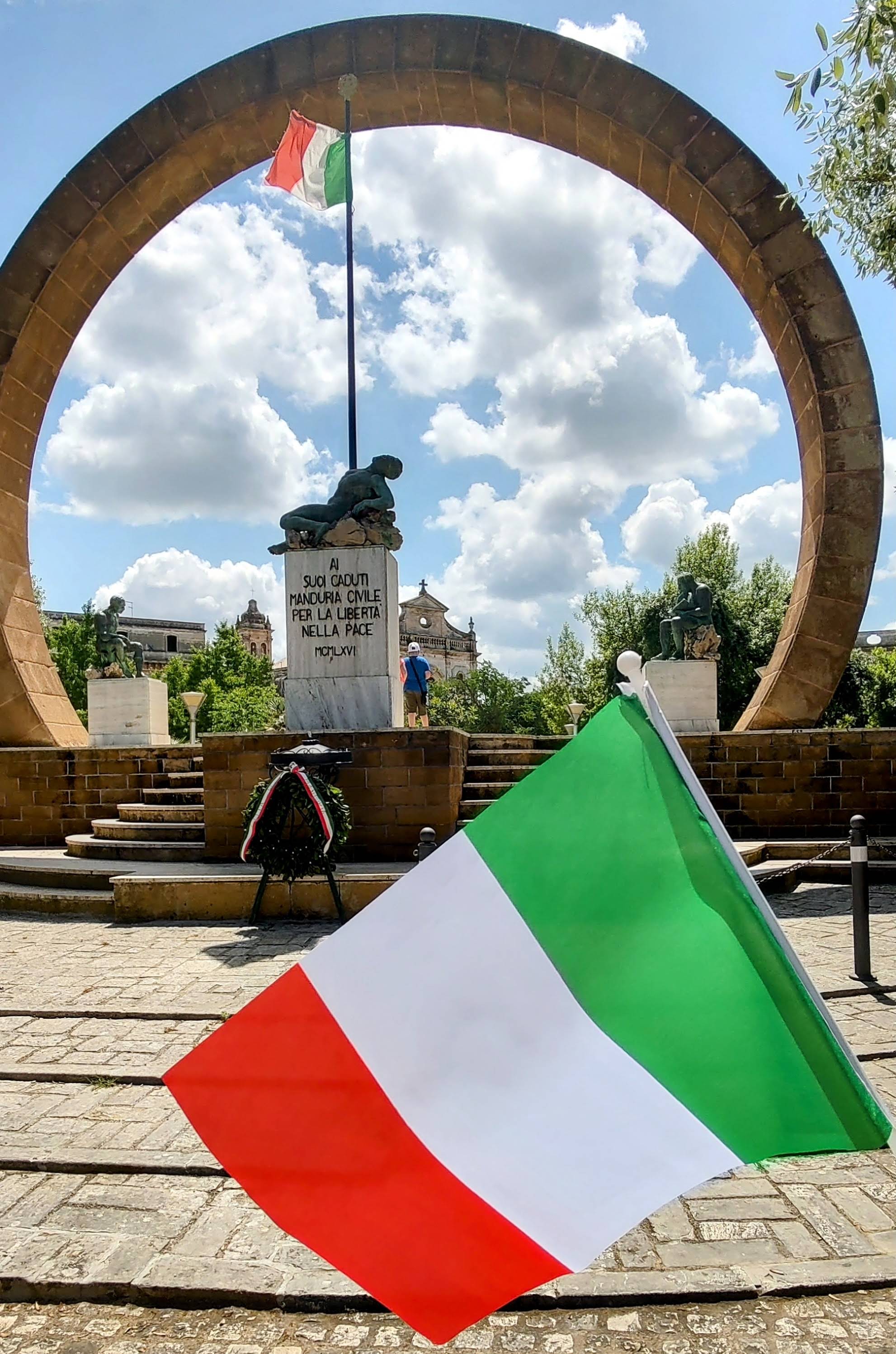 Veduta di un monumento nella Villa Comunale di Manduria con bandiera italiana